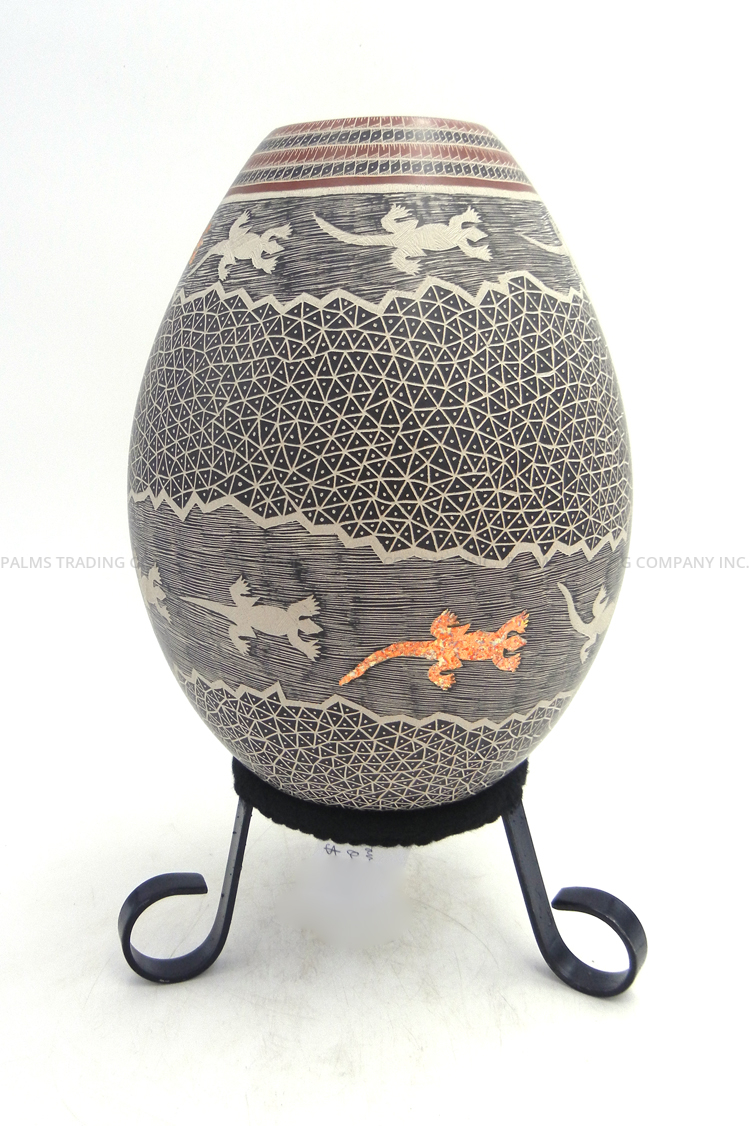 Mata Ortiz handmade, painted and etched lizard vase by Luis Ortiz