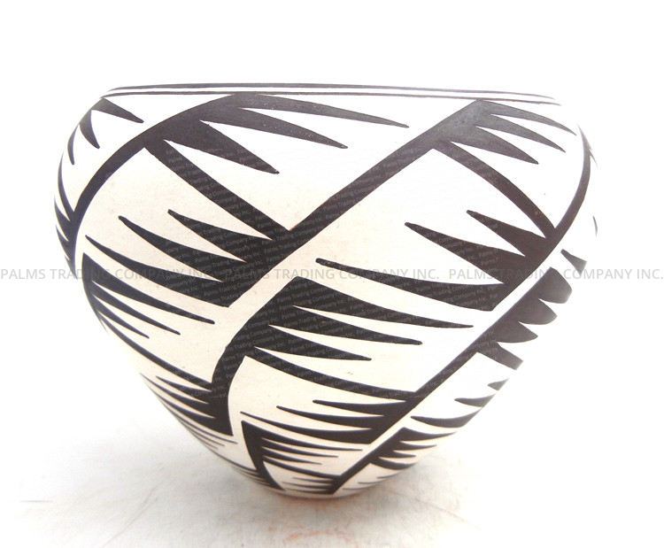 Acoma handmade black and white lightning pattern jar by Carmel Lewis