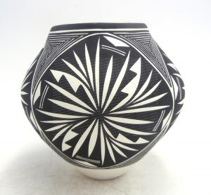Acoma handmade and hand painted small black and white stylized starburst design jar by Kathy Victorino