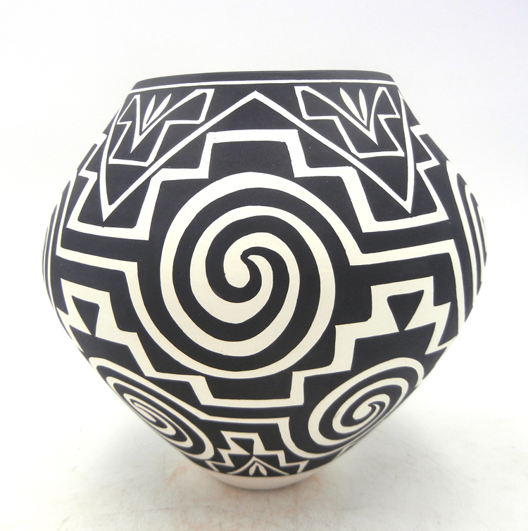 Acoma handmade and hand painted black and white tularosa and step pattern jar by Kathy Victorino