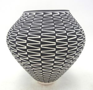 Acoma handmade and hand painted black and white zig zag pattern jar by Kathy Victorino