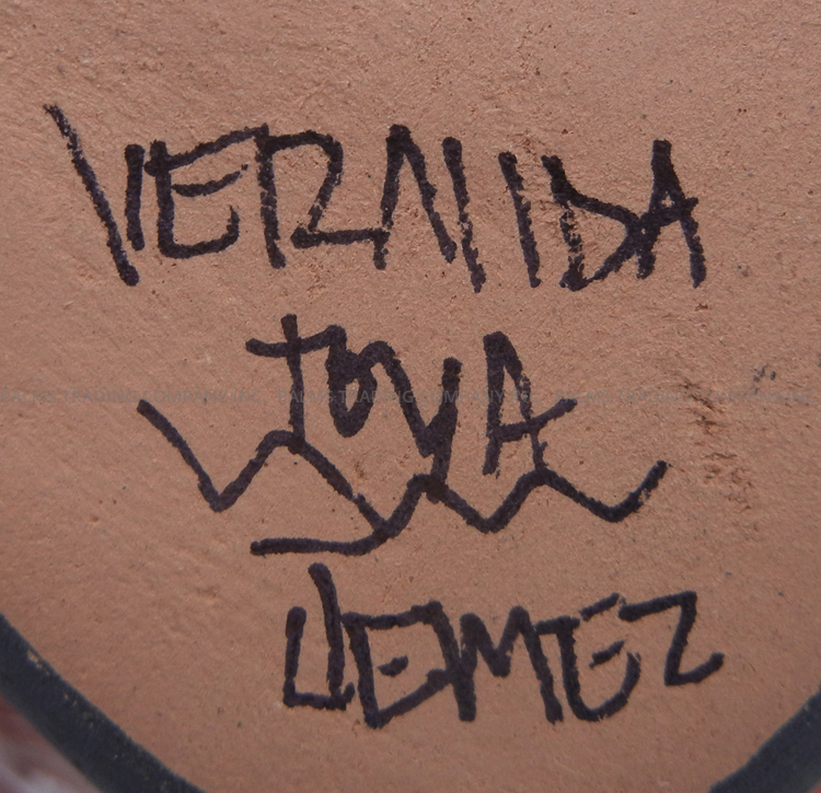 Jemez Vernida Toya Seated Storyteller Figurine with Six Children and a Chicken - Image 7